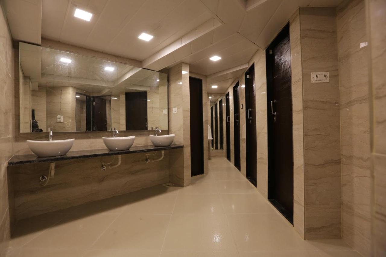 Qubestay Airport Capsule Hotel & Hostel Bombaim Exterior foto