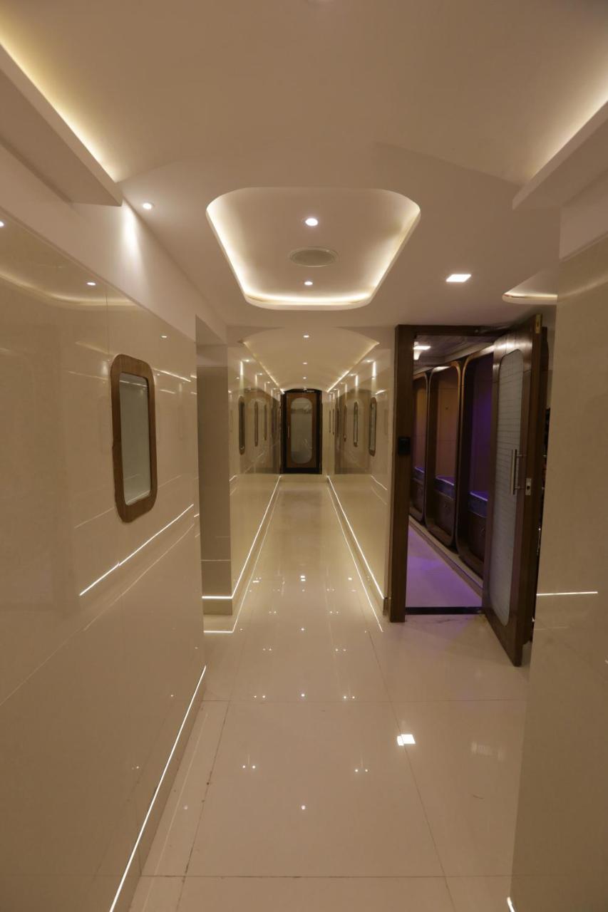 Qubestay Airport Capsule Hotel & Hostel Bombaim Exterior foto