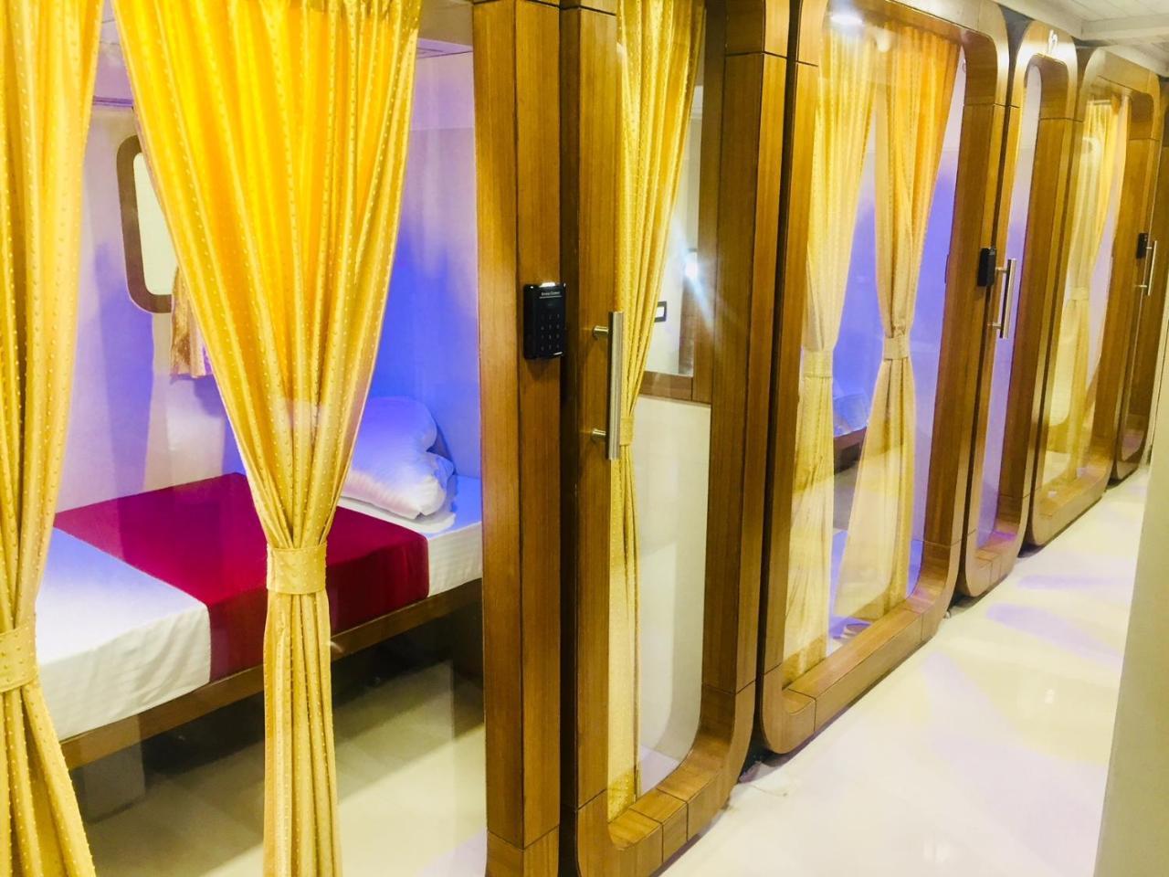 Qubestay Airport Capsule Hotel & Hostel Bombaim Exterior foto