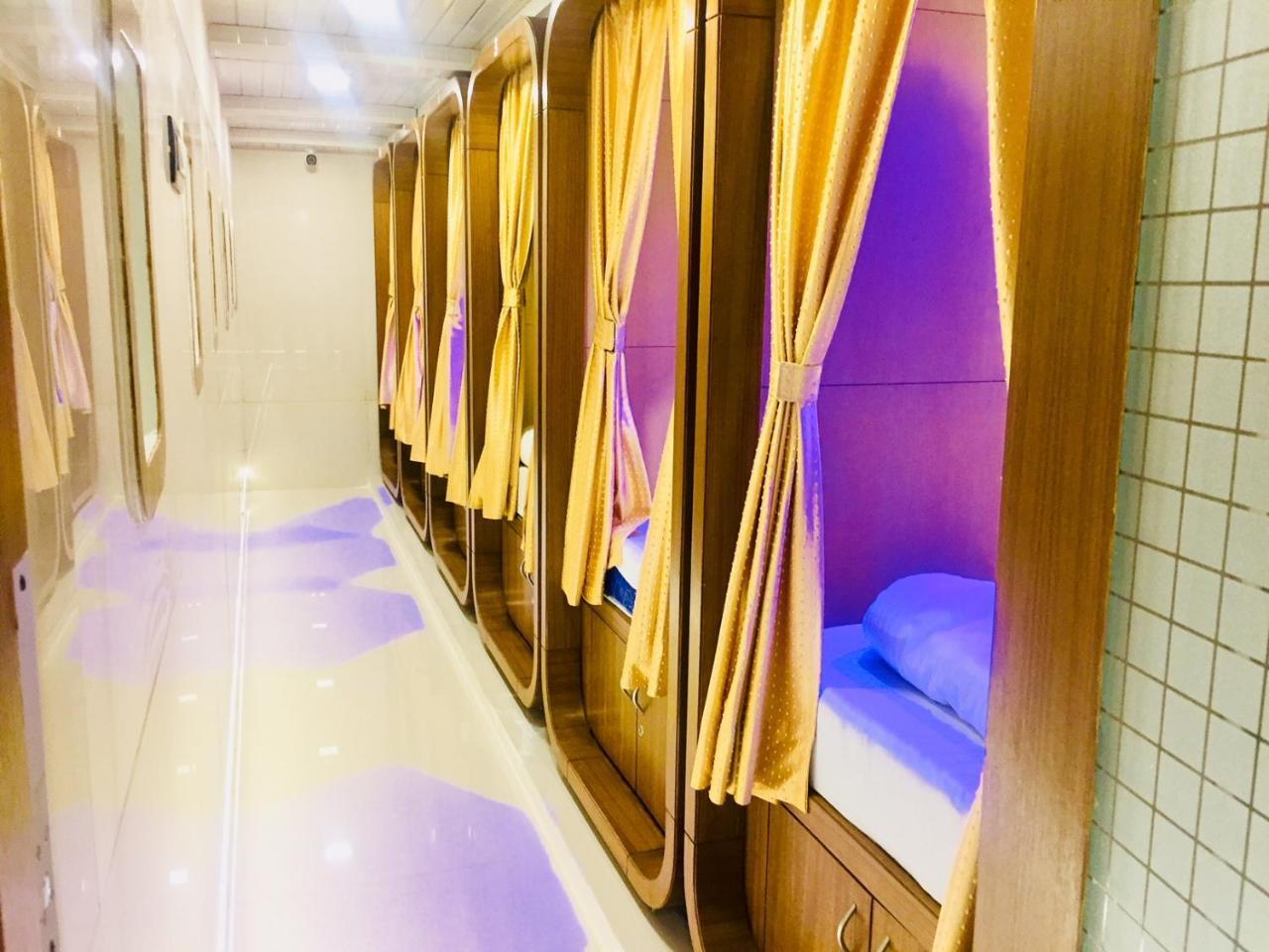 Qubestay Airport Capsule Hotel & Hostel Bombaim Exterior foto