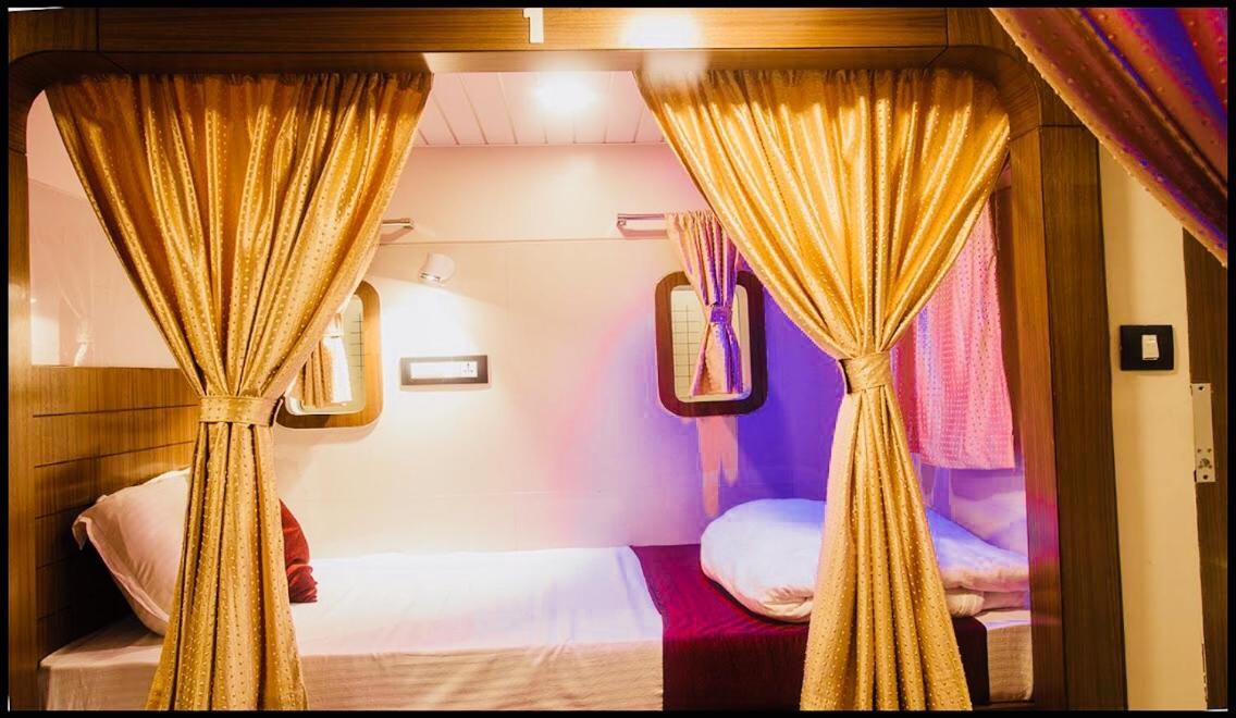 Qubestay Airport Capsule Hotel & Hostel Bombaim Exterior foto