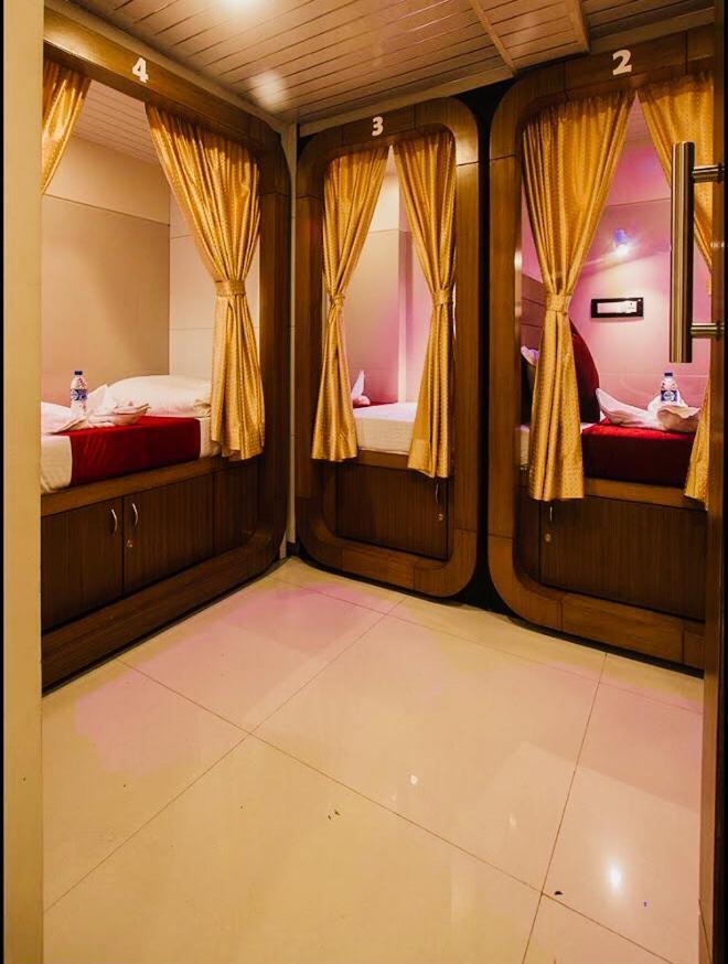 Qubestay Airport Capsule Hotel & Hostel Bombaim Exterior foto