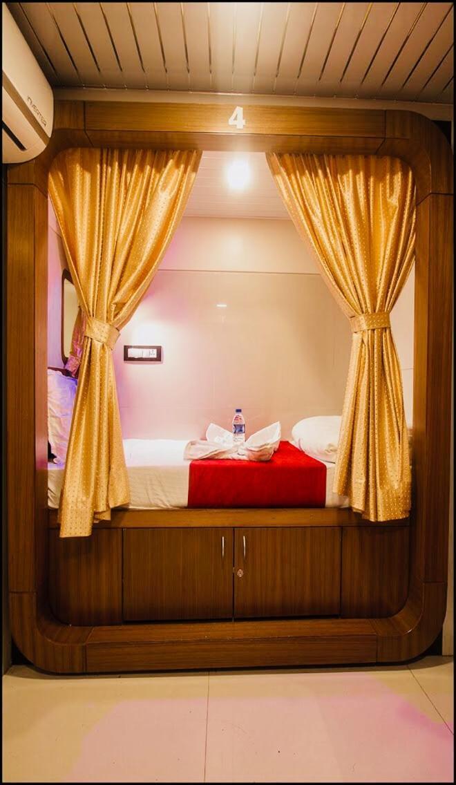 Qubestay Airport Capsule Hotel & Hostel Bombaim Exterior foto
